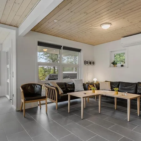 Beautiful In Tarm With Kitchen *